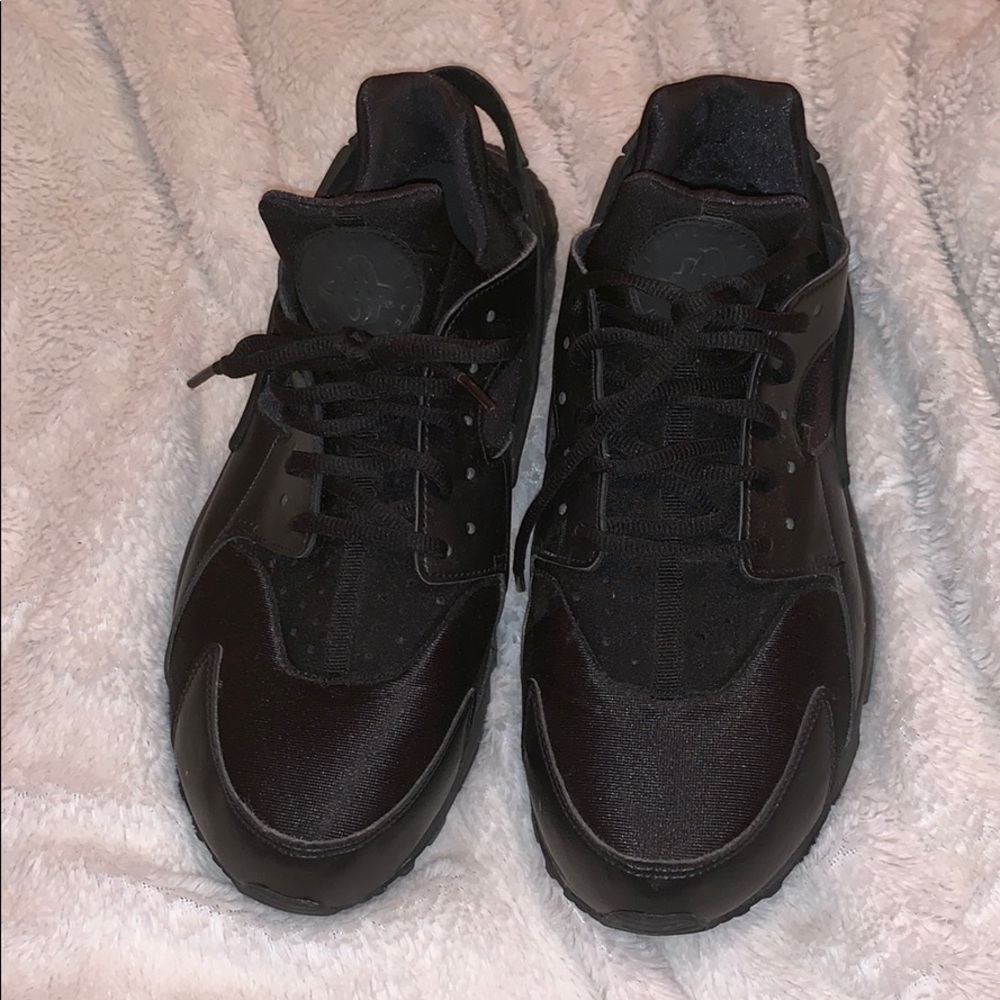 all black NIKE huaraches
